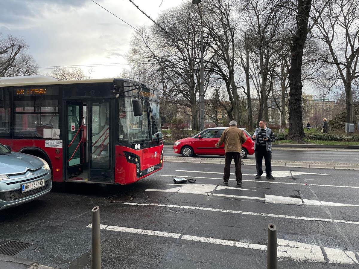  Sudar dva autobusa u ulici kneza Miloša 