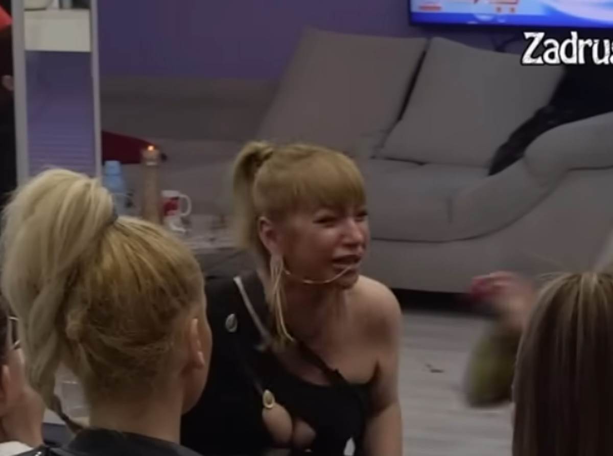  Miljana Kulić se udara po glavi 