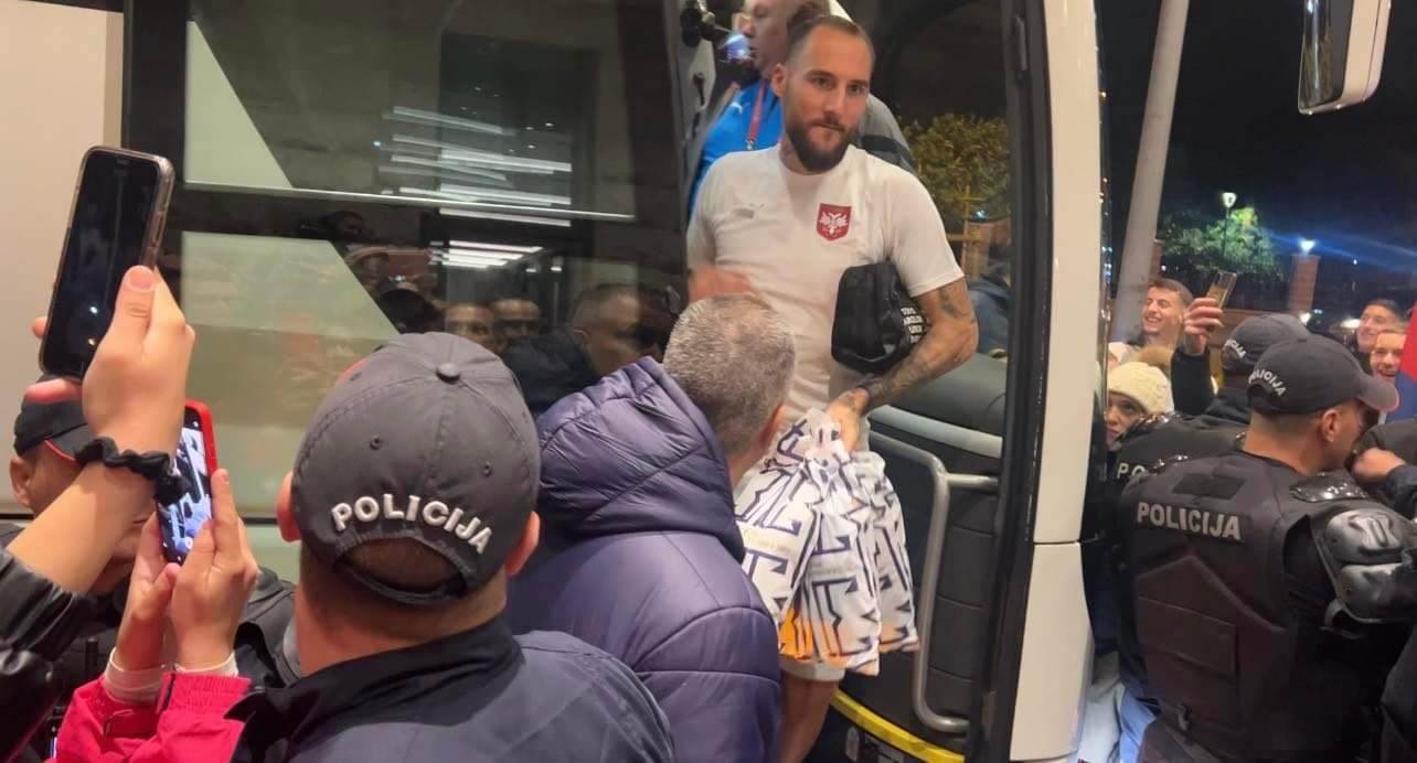  Fudbalere Srbije dočekali navijači posle pobede u Crnoj Gori 