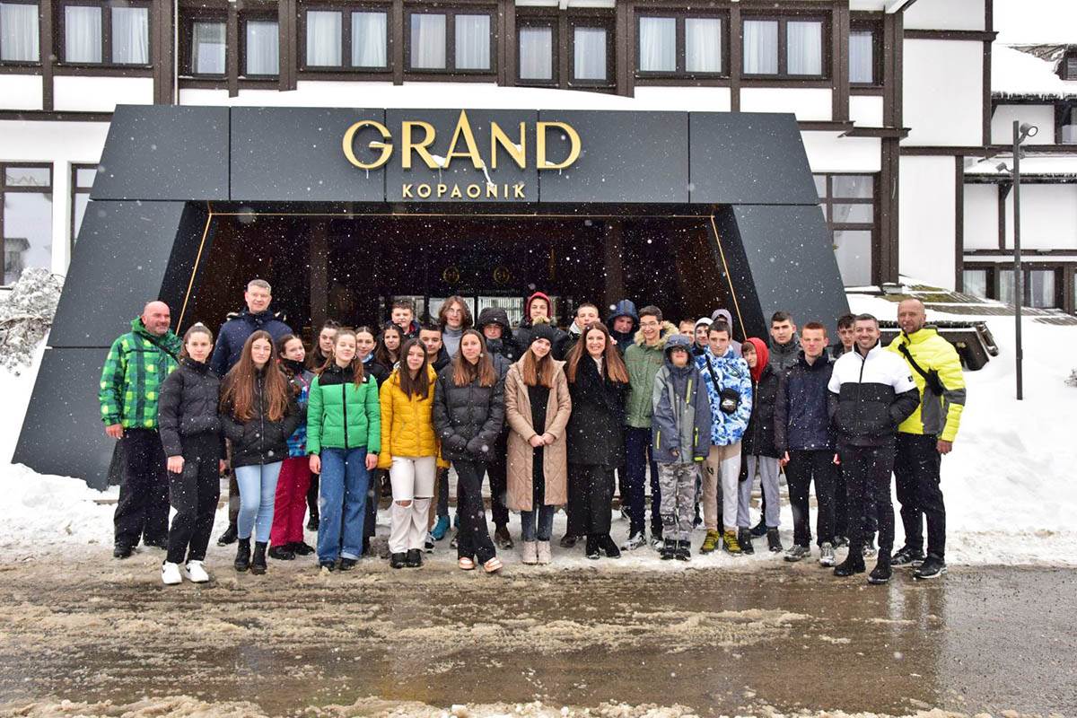  MK Group u godini jubileja obezbedila zimovanje za đake sa Kosova i Metohije 