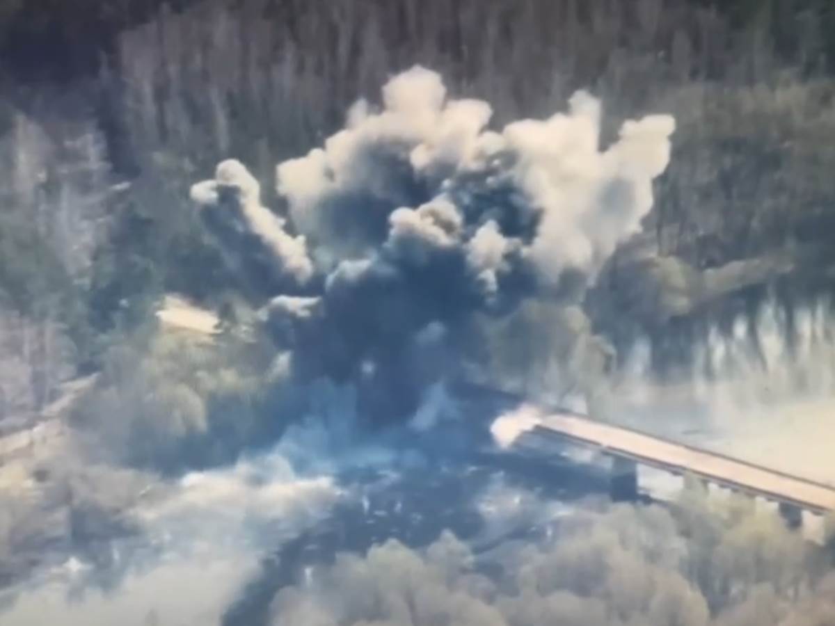  Ruski bombarder uništava most kod Černigovske oblasti 