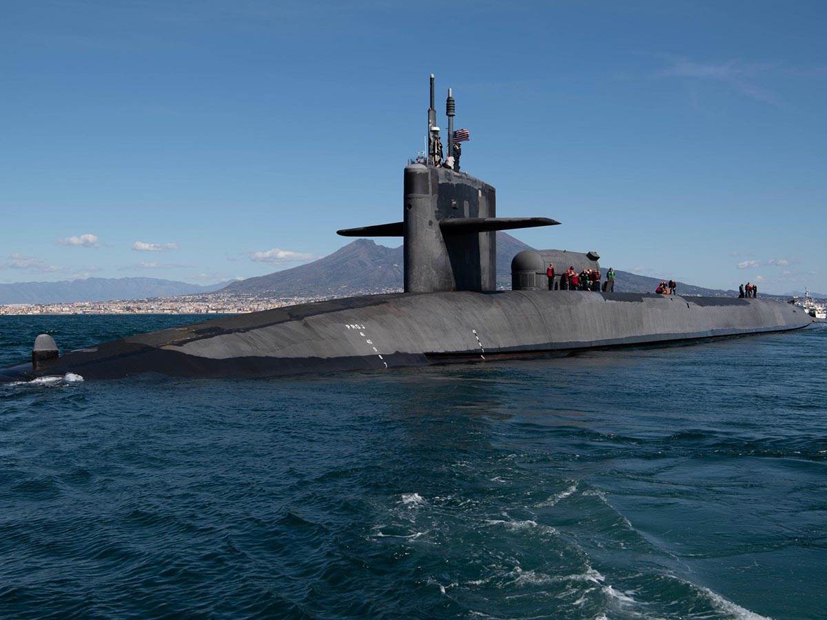  Podmornica sa vođenim raketama klase Ohajo USS Florida (SSGN 728) obavlja kratko zaustavljanje osoblja (BSP) u Napuljskom zalivu, Napulj, Italija, 16. marta , 2023. Zaustavljanje demonstrira snagu SAD 