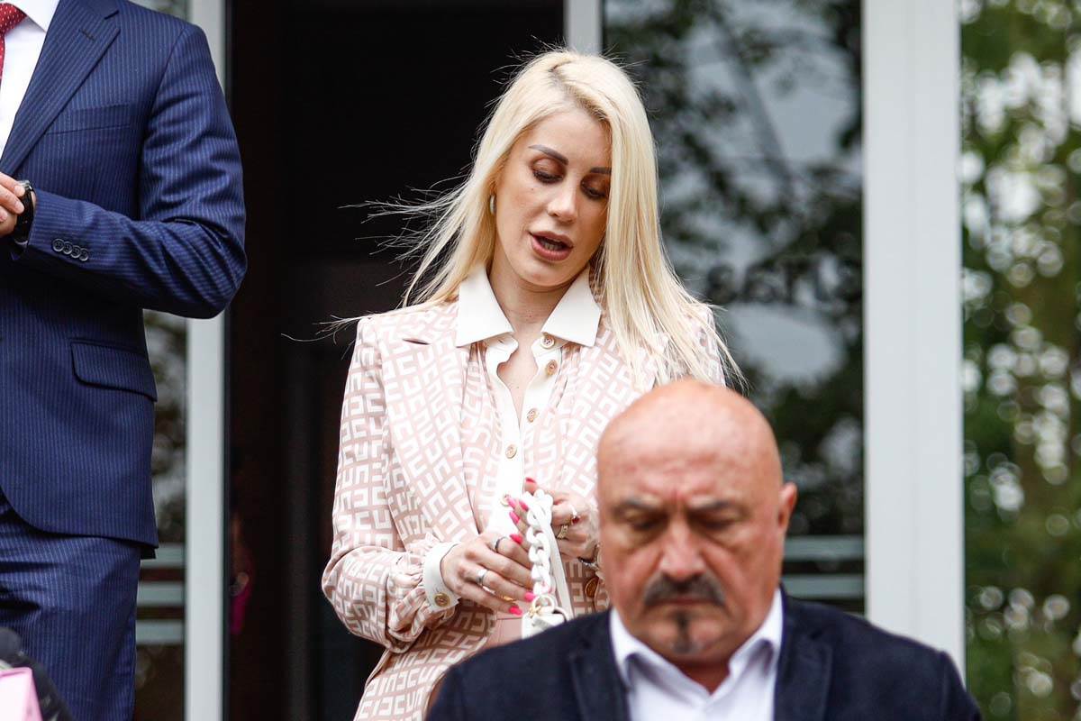  Žena Marka Miljovića se smeje u sudnici i šalje poljupce 