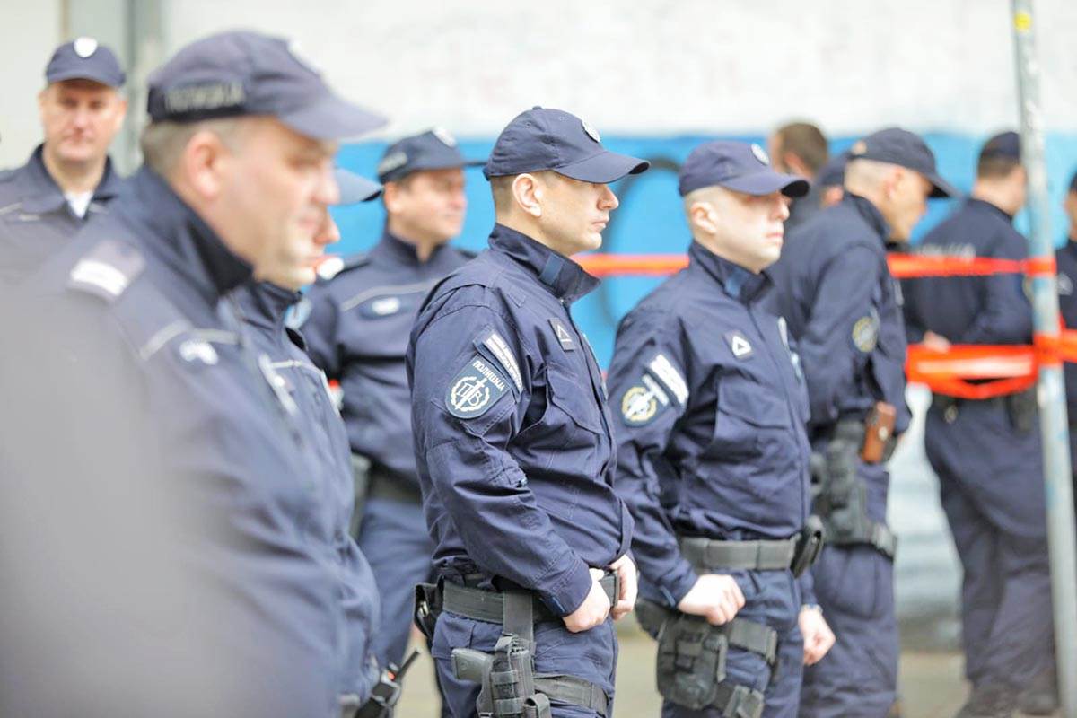  Policija uhapsila trojicu dečaka u školi u Obrenovcu 