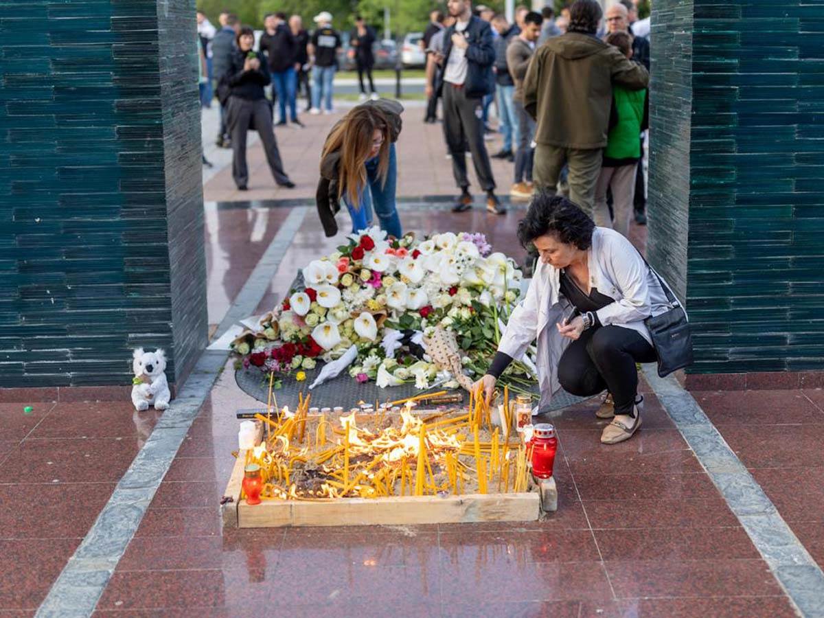  Navijači Partizana ostavljali cveće i palili sveće žrtvama masakra u Beogradu 