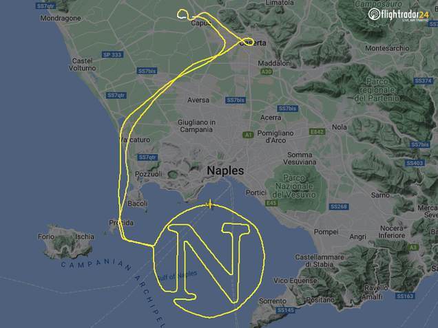  Navijač Napolija avionom iscrtao grb kluba 