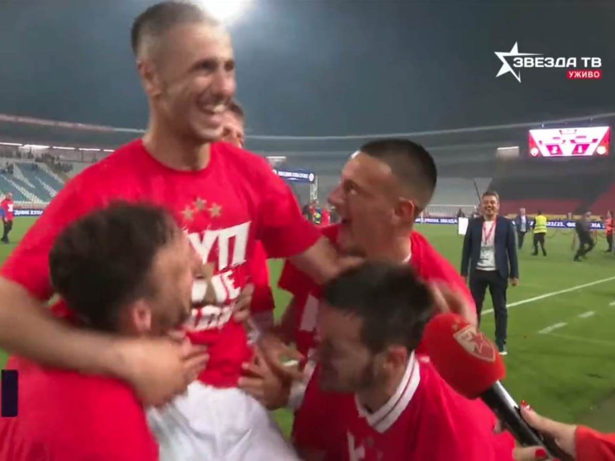  Slavlje igrača Crvene zvezde sa Aleksandrom Pešićem video snimak 