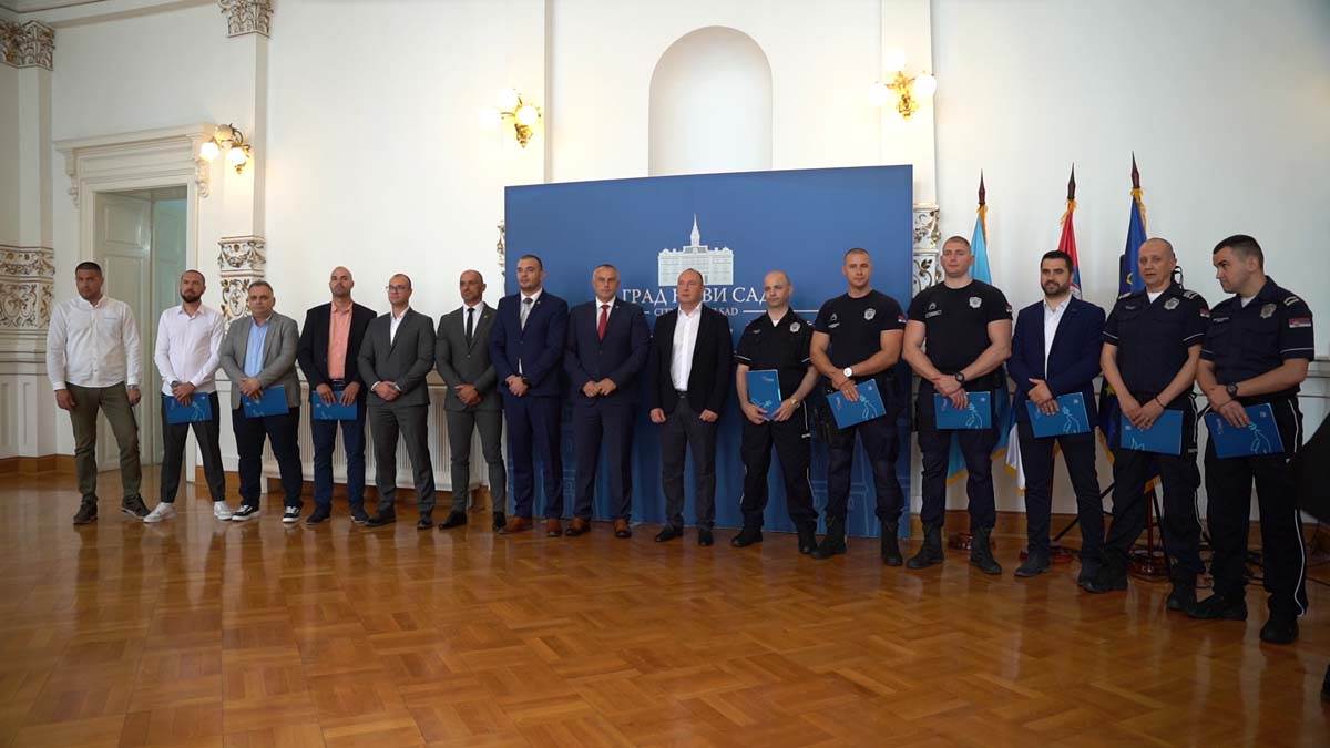  Grad Novi Sad nagradio deset policajaca 