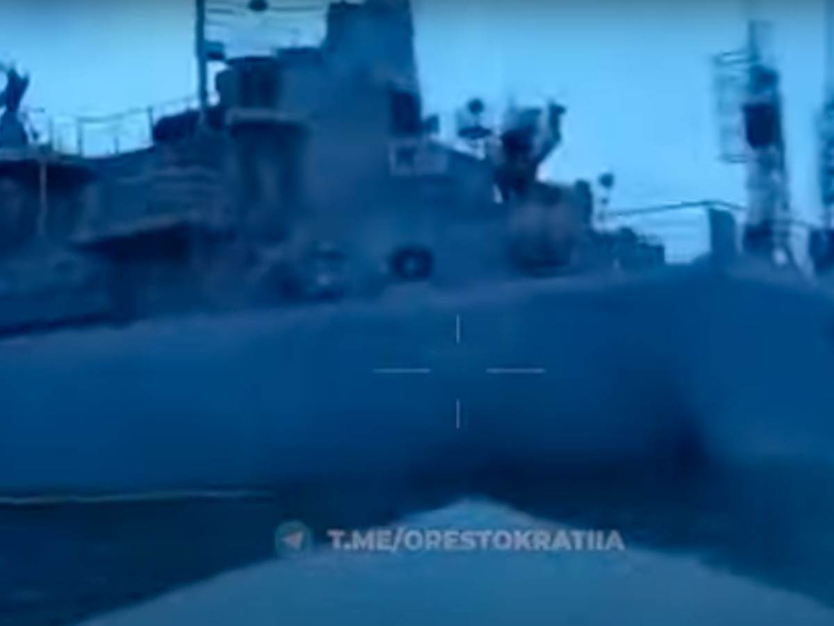 Snimak napada ukrajinskih dronova na ruski ratni brod 
