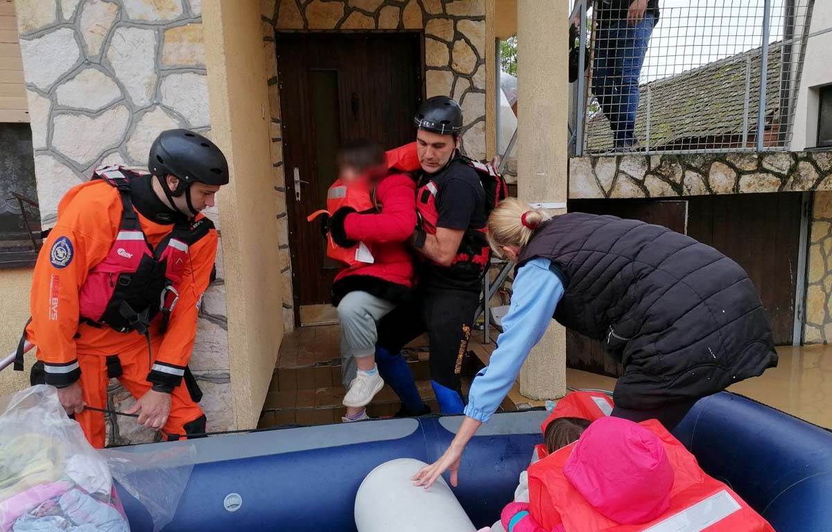  Policija evakuisala 24 osobe kod Šapca zbog poplava 