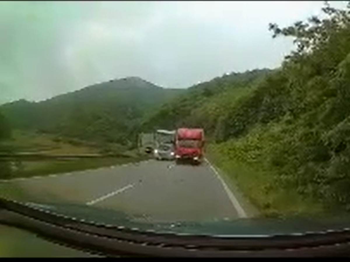  Snimak preticanja kamiona kod Ovčar banje 