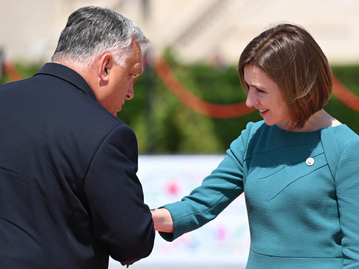  Orban pokušao da poljubi ruku moldavske predsednice ona ga odbila 