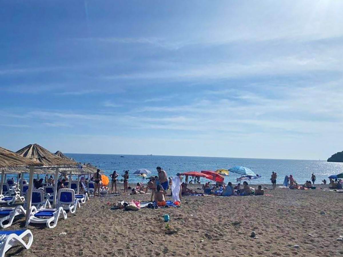 Ko rezerviše mesto na plaži peškirom u Tivtu kazna 100 evra 