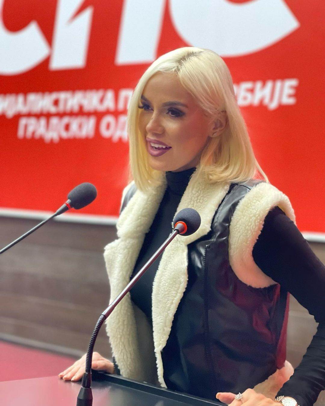  Ana Grozdanović peva 