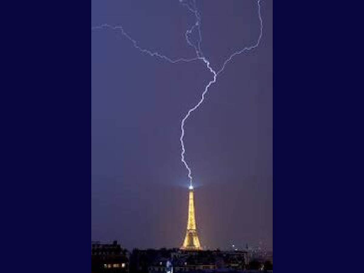  Grom udario u Ajfelovu kulu u Parizu 