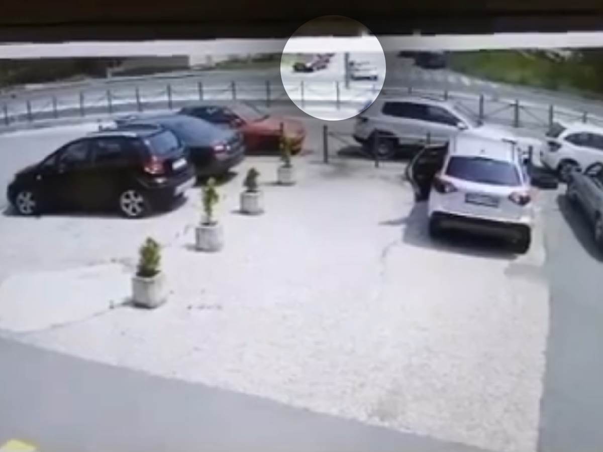  Auto udario drugo vozilo pa se zakucao u zid u Beogradu 