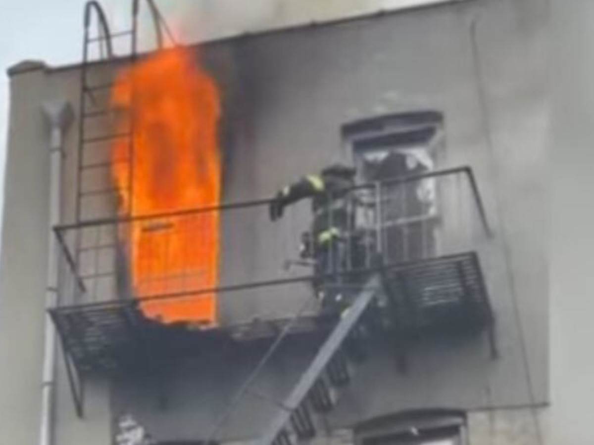  Vatrogasci spasavaju mladića iz požara 