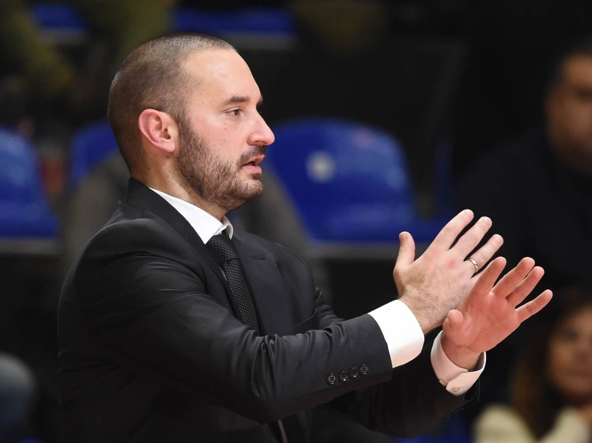  Pomoćni trener Partizana Bogdan Karaičić prodaje ABA prsten 