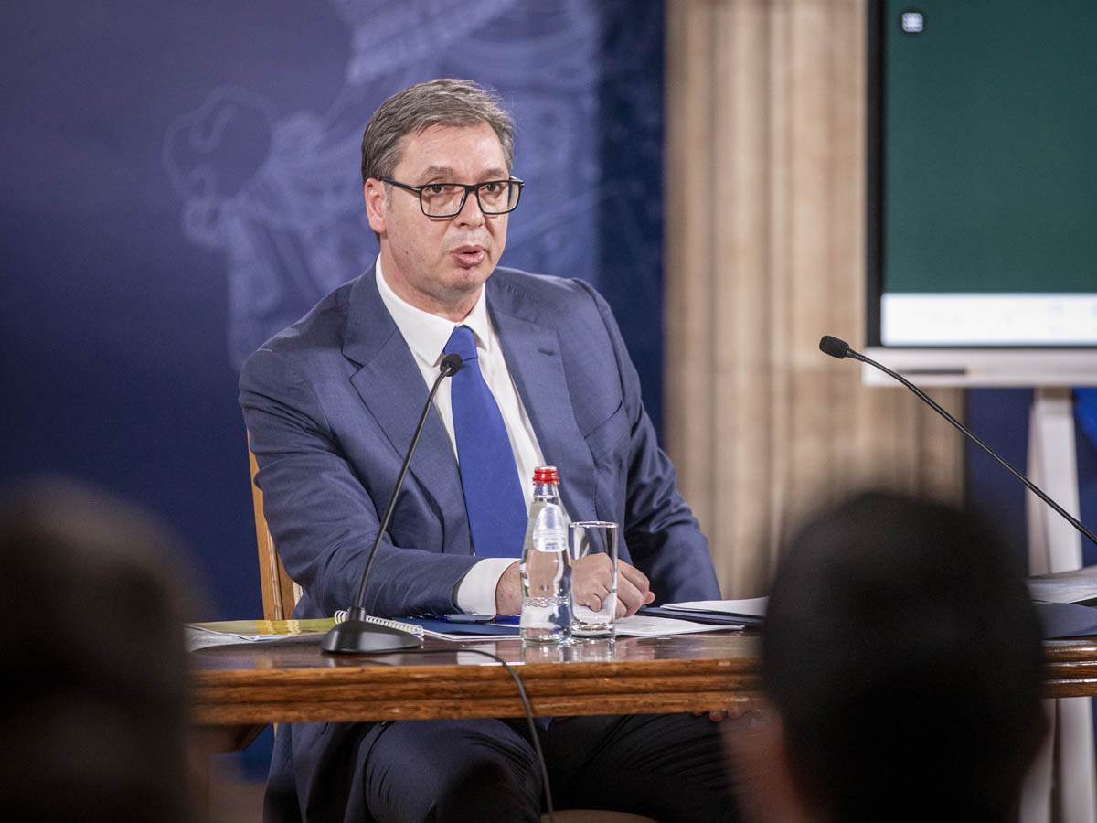  Vučić predložio Vladi da zabrani izvoz oružja narednih 30 dana 