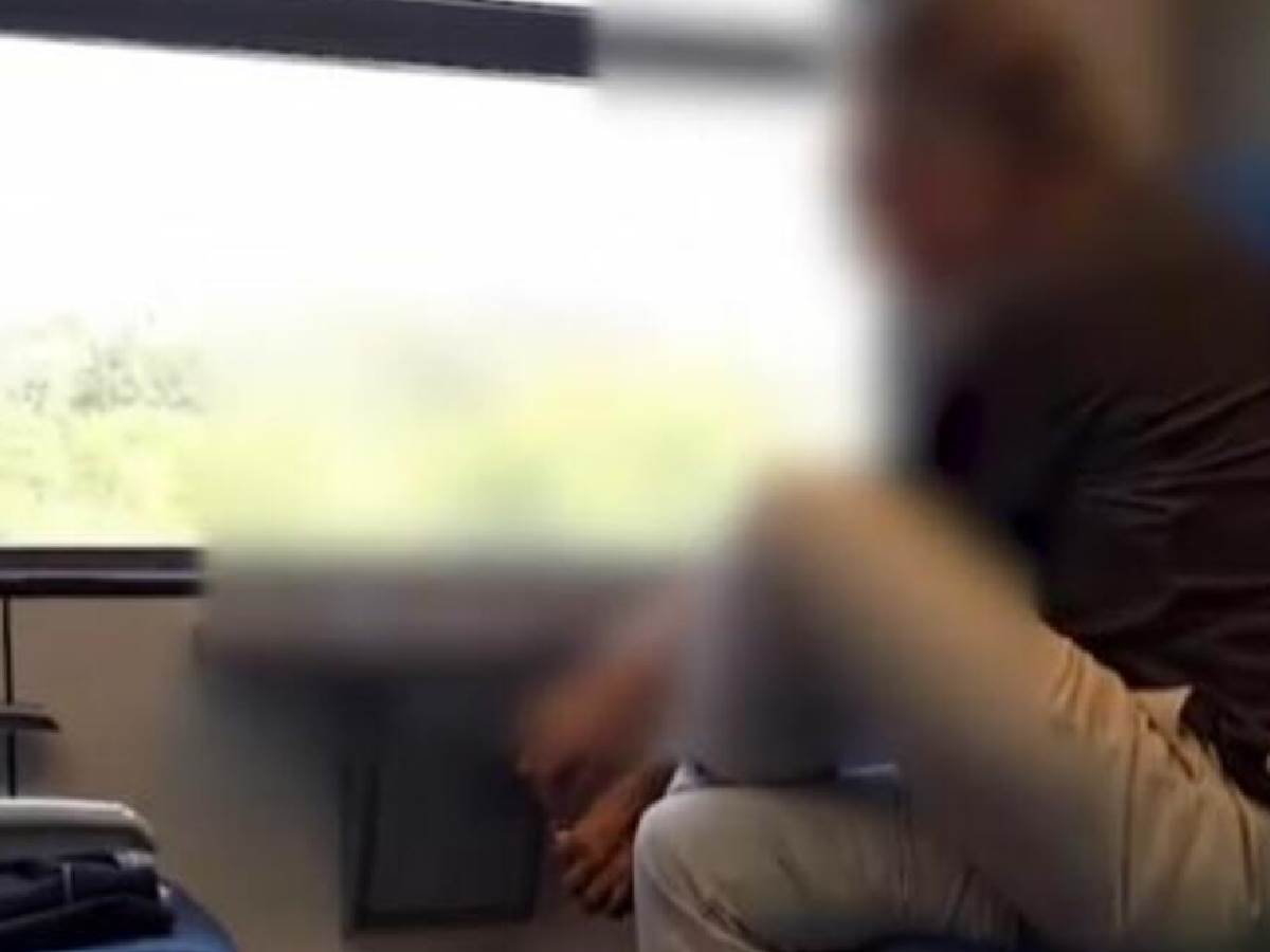  Muškarac seče nokte u vozu 