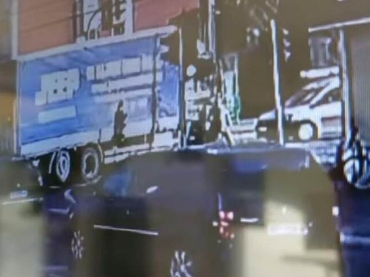  Kamion gazi biciklistu u Surčinu jeziv snimak 