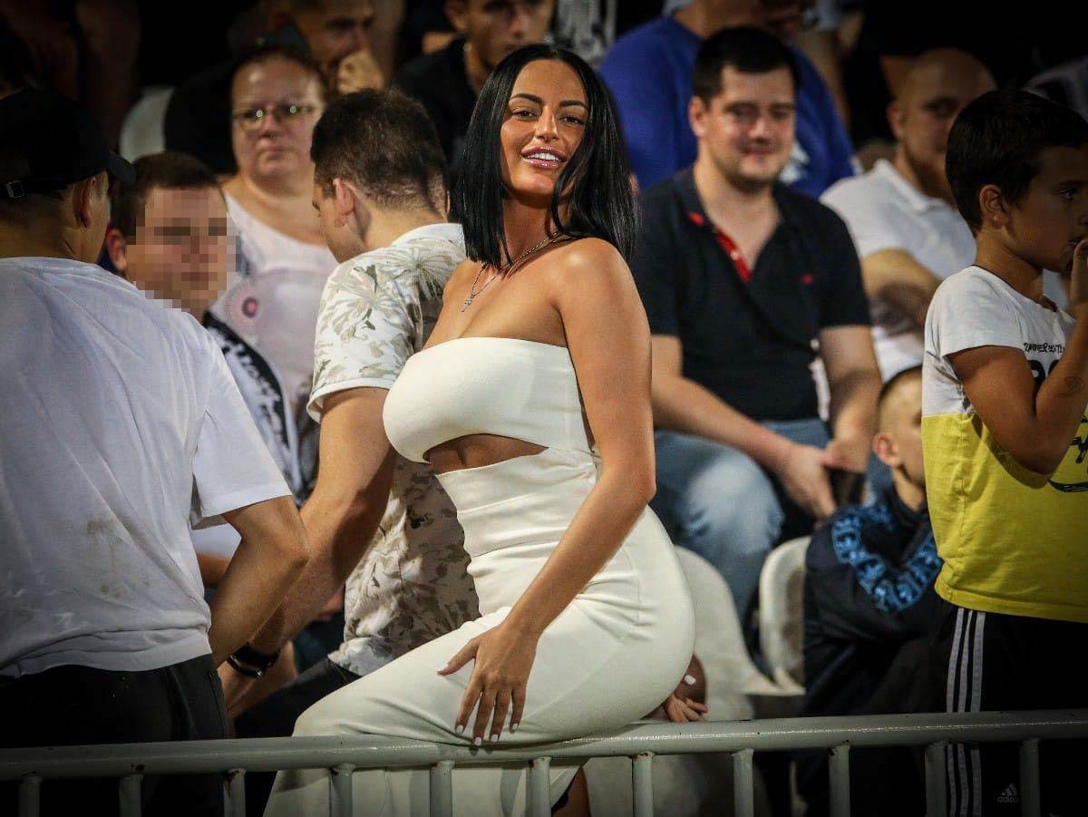 Lepotica navijačica Partizana na stadionu JNA 