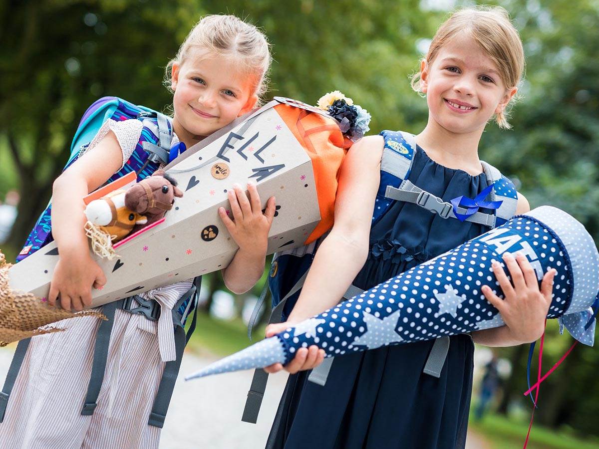  Donja Saksonija, Hanover: Učenice prvog razreda Ela i Matea stoje sa torbama i školskim torbama na dan upisa ispred osnovne škole Tiefenriede 