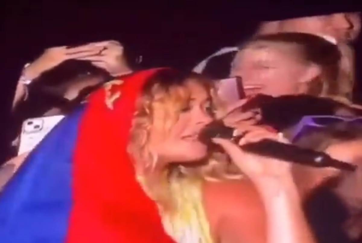 Rita Ora peva sa srpskom zastavom 