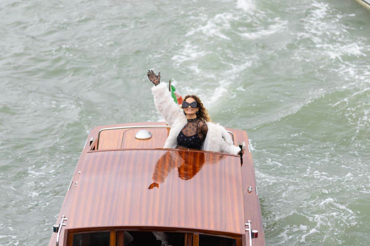  Rita Ora polugola na Filmskom festivalu u Veneciji 