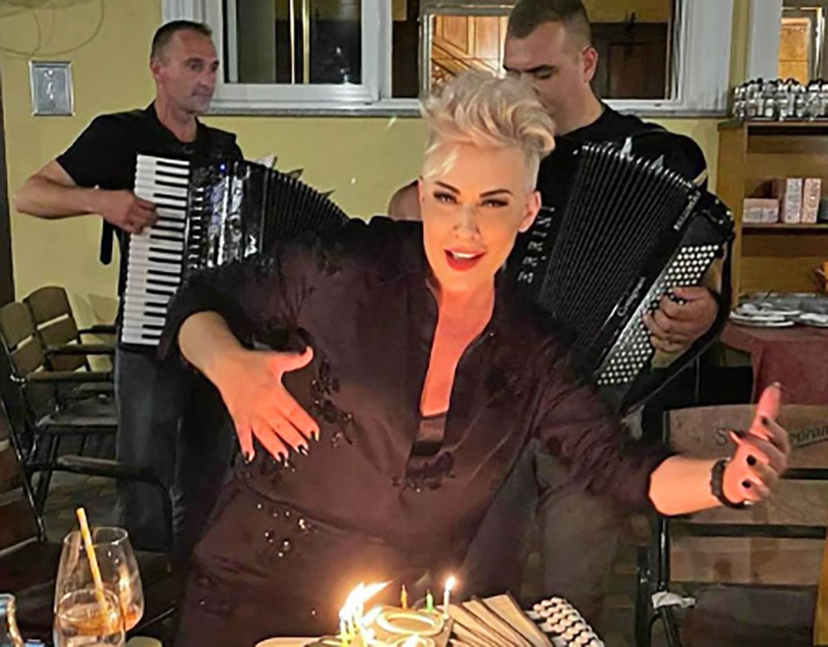  Pevačica Indira Levak proslavila rođendan uz harmoniku 