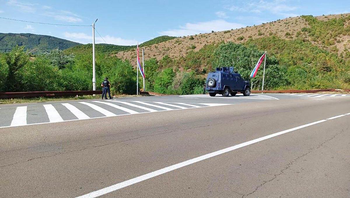  Kosovska policija na ulazu u Banjsku 