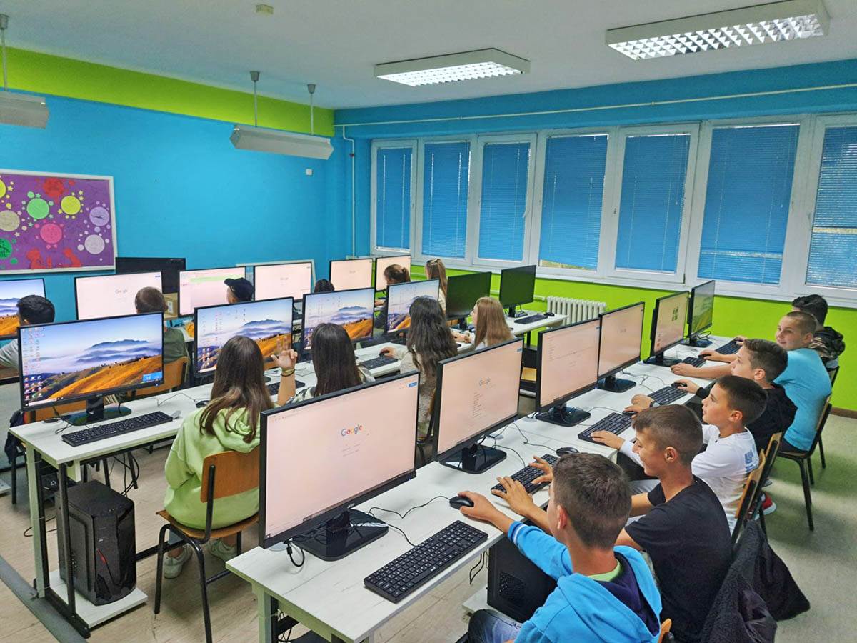  Kroz projekat „Stvaramo znanje“ Telekom Srbija opremio 140 škola širom Srbije 