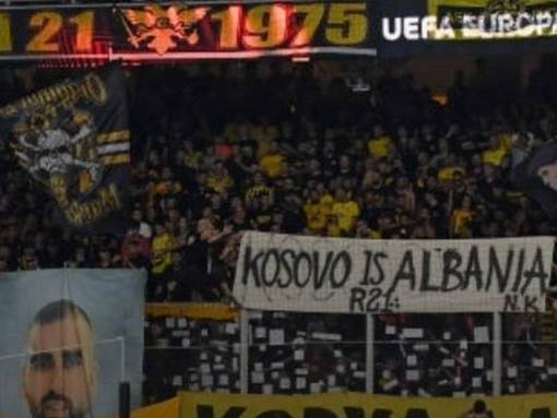  Kosovo je Albanija napisali navijači AEK Atine 