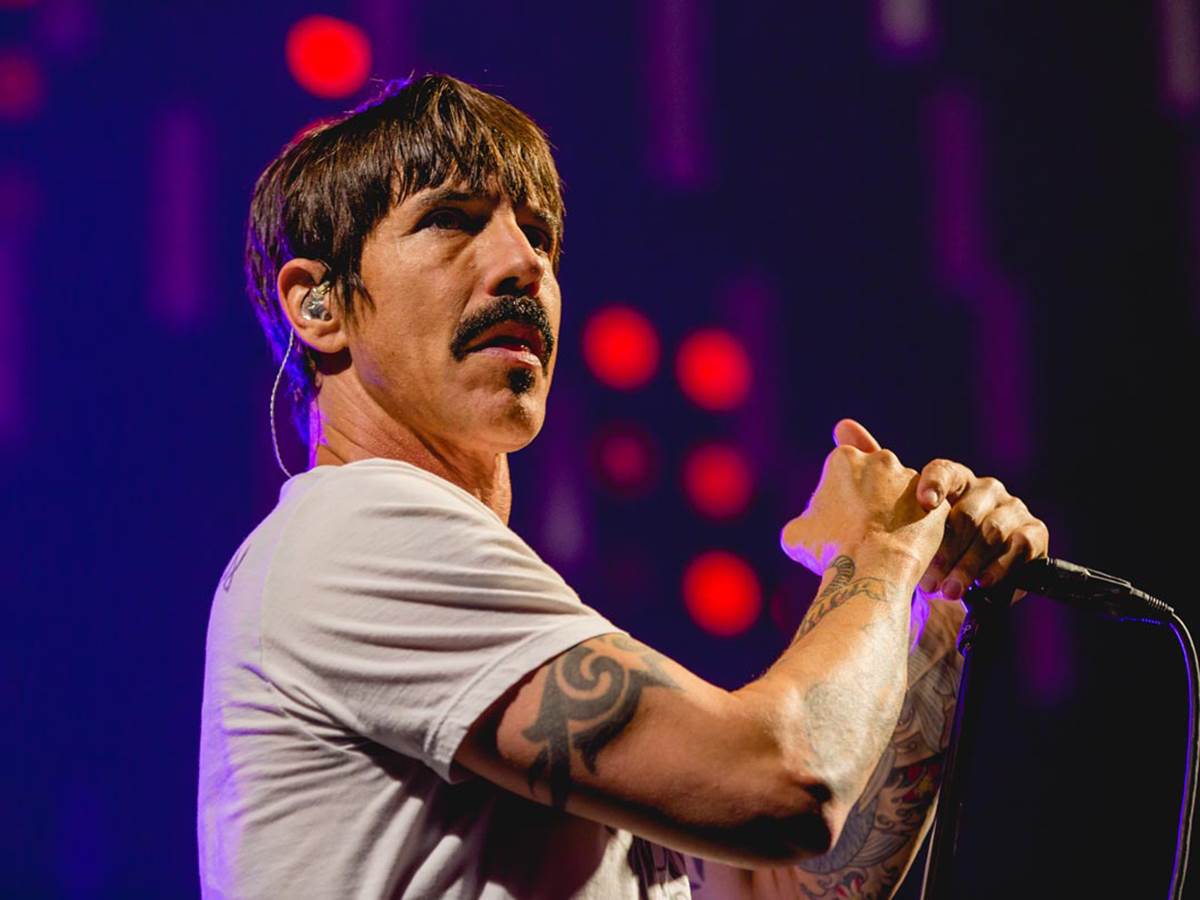 Le foto di Anthony Kiedis che bacia una donna molto più giovane sono emerse su Entertainment