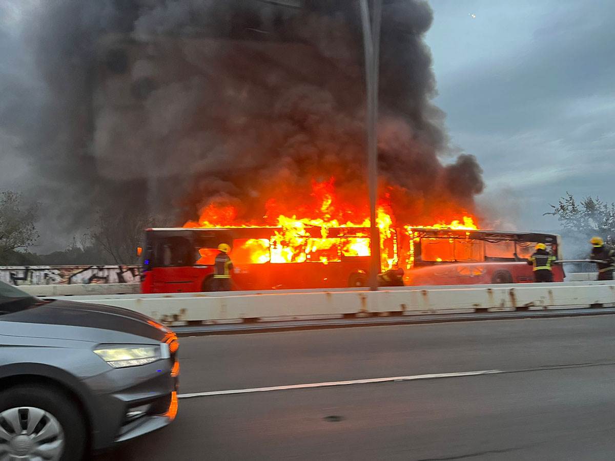  Izgoreo autobus 704 na Brankovom mostu 