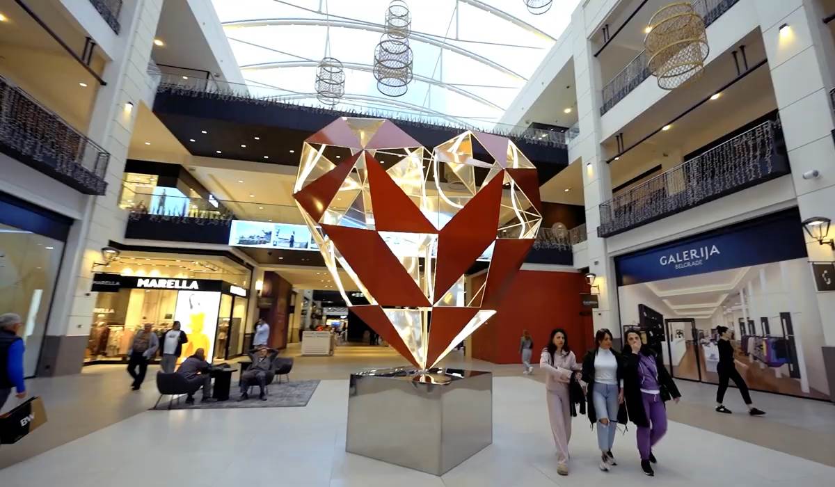  Skulptura “Srce Beograda” krasi “Galerija” tržni centar i šalje lepu poruku svim posetiocima                             