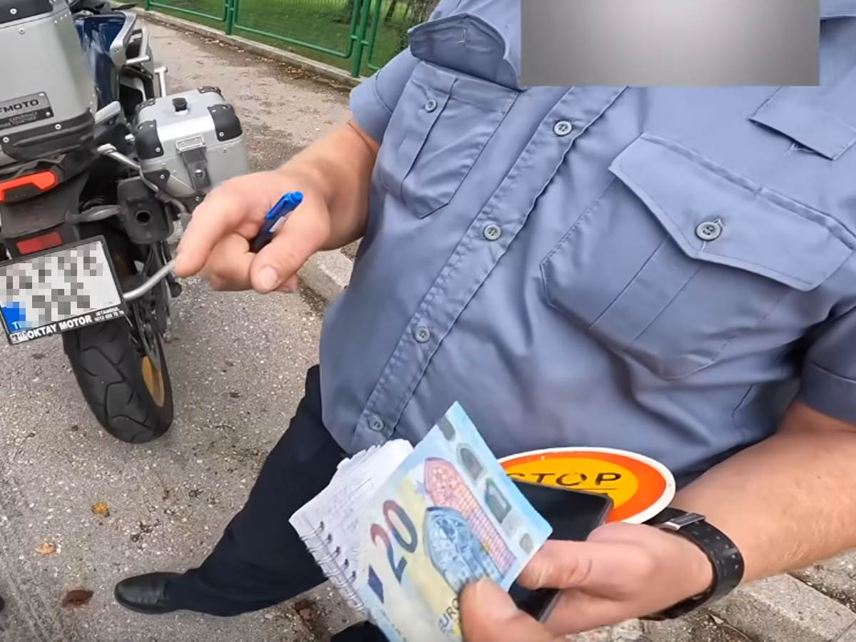  Turisti dali mito policajcu u Bosni 