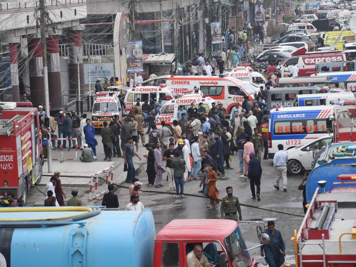  Devet osoba poginulo u požaru u tržnom centru u Pakistanu 