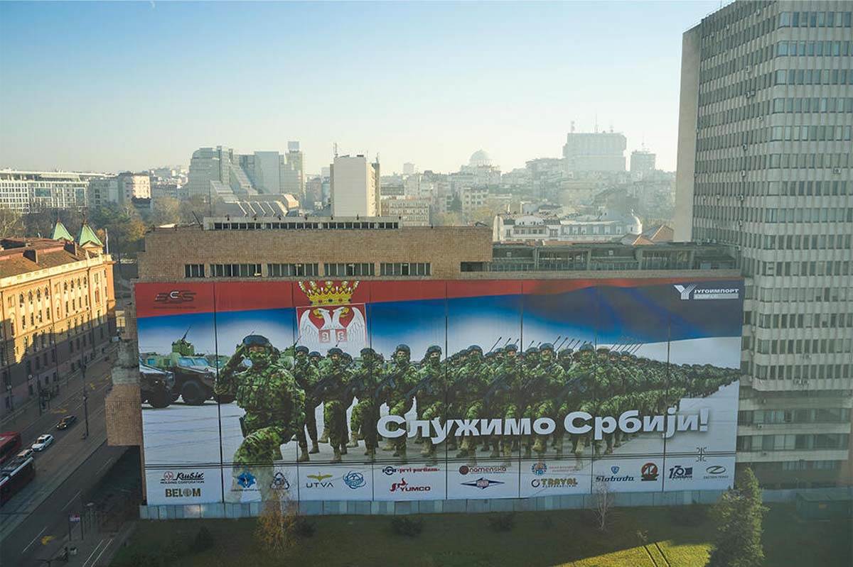  Na zgradi Ministarstva odbrane prikazan je stroj pripadnika Vojske Srbije odbrana23 