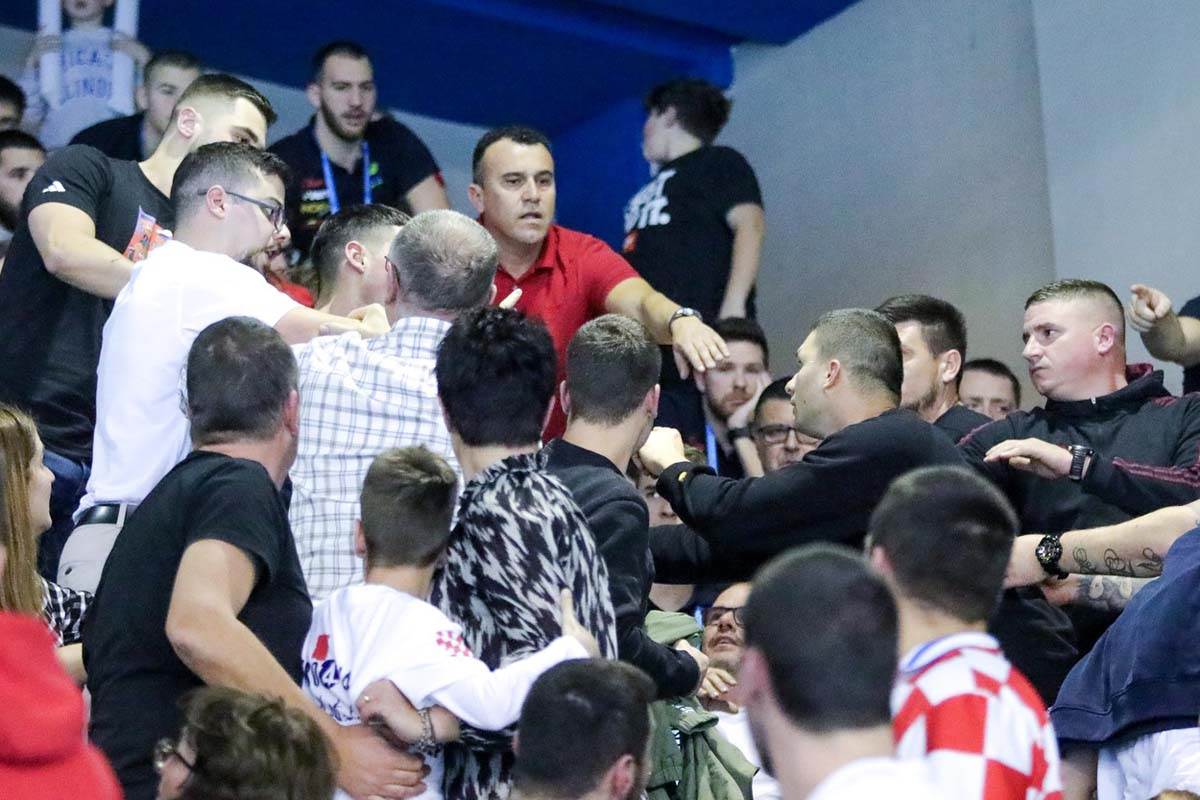  Tuča Crnogoraca i Hrvata na vaterpolo utakmici u Dubrovniku 