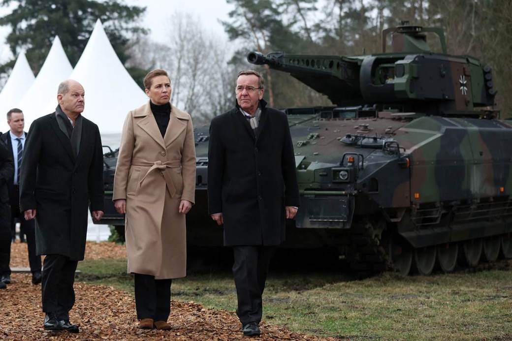  Nemački kancelar Olaf Šolc, danska premijerka Mette Frederiksen i nemački ministar odbrane Boris Pistorijus prolaze pored tenka Puma 