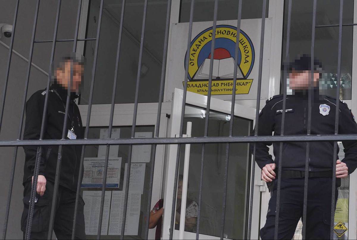  Učenici škole Vladislav Ribnikar puštena kući, učenik 8 razreda doneo nož 