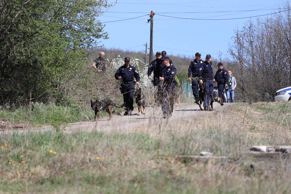  Policija sa psima tragačima pretražuje Banjsko polje 
