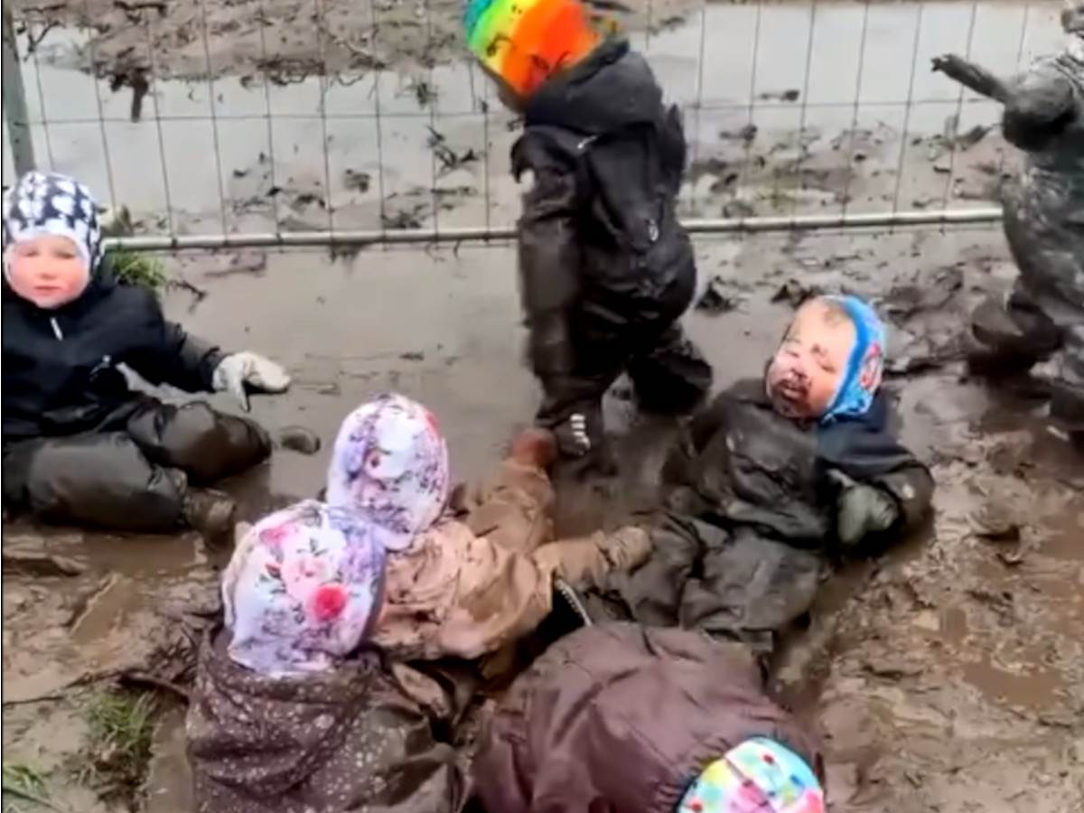 In Danimarca i bambini si rotolano nel fango all’asilo per divertirsi |  Divertimento