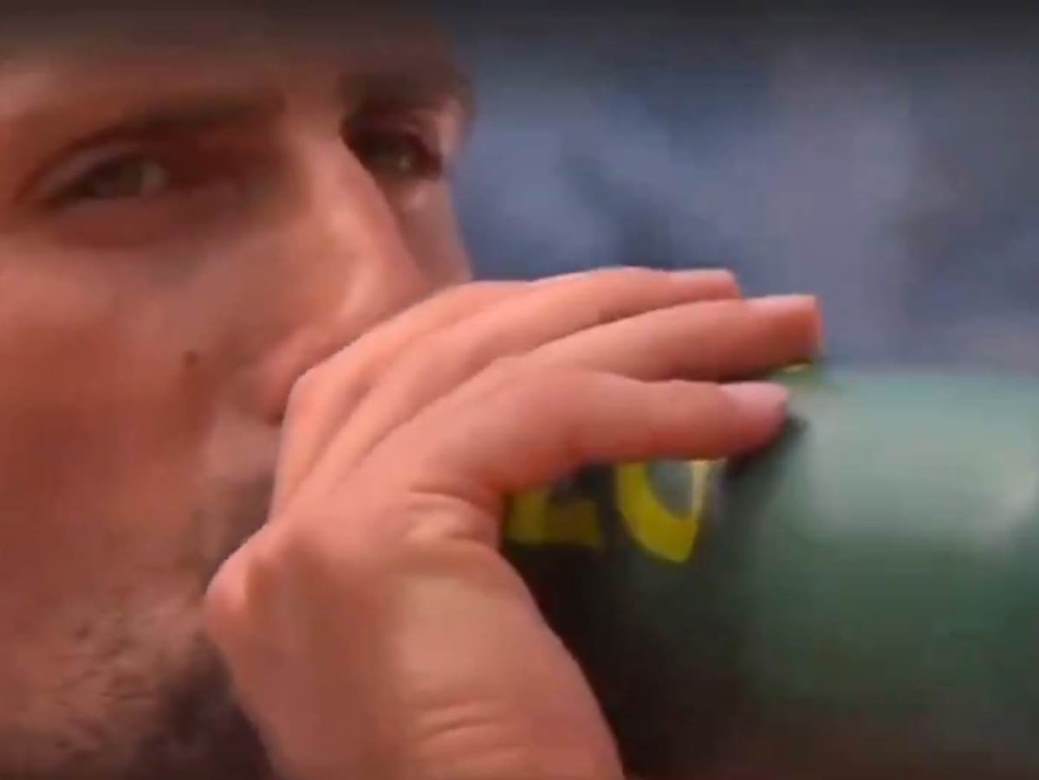  Novaku Đokoviću se tresu ruke tokom meča video snimak 