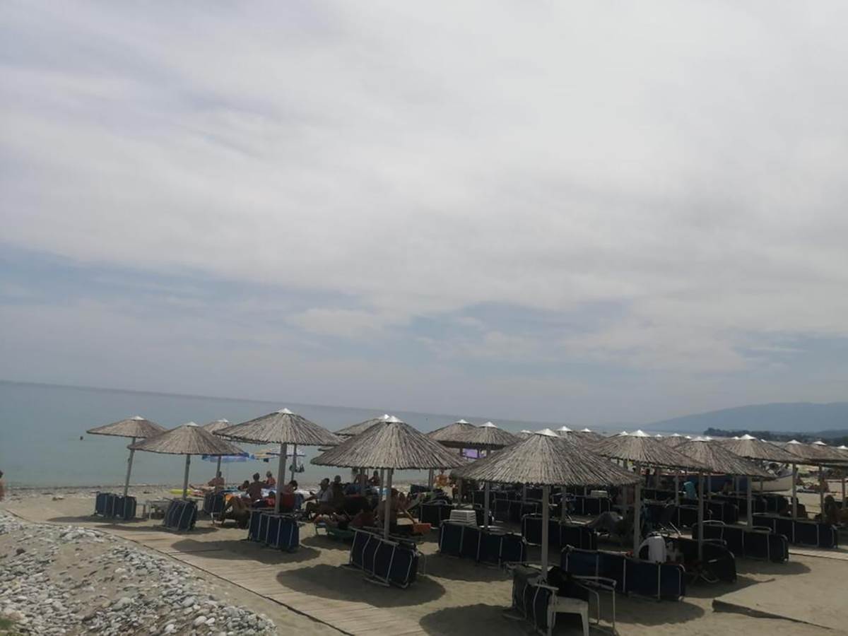  Vranjanka ne može da veruje da mladi koriste mobilni telefon na plaži u Grčkoj 