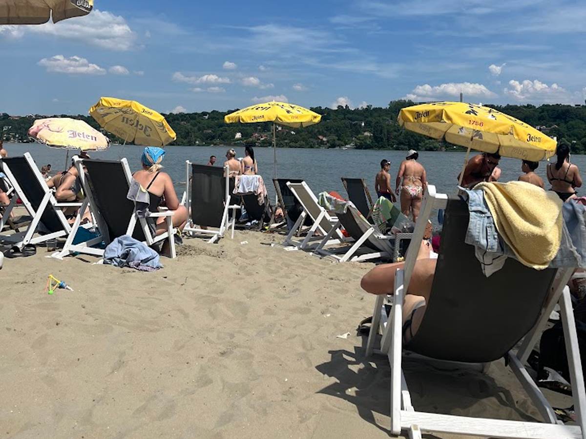 Ulaz 50 dinara, a ležaljke se ne plaćaju! Peščana plaža na 40 minuta od Beograda, a ovo su cene hrane i pića