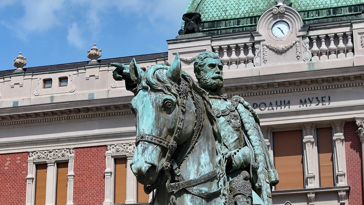  ZNATE LI ŠTA POKAZUJE KNEZ MIHAILO NA SPOMENIKU NA TRGU: Moćan detalj na čuvenom simbolu Beograda 