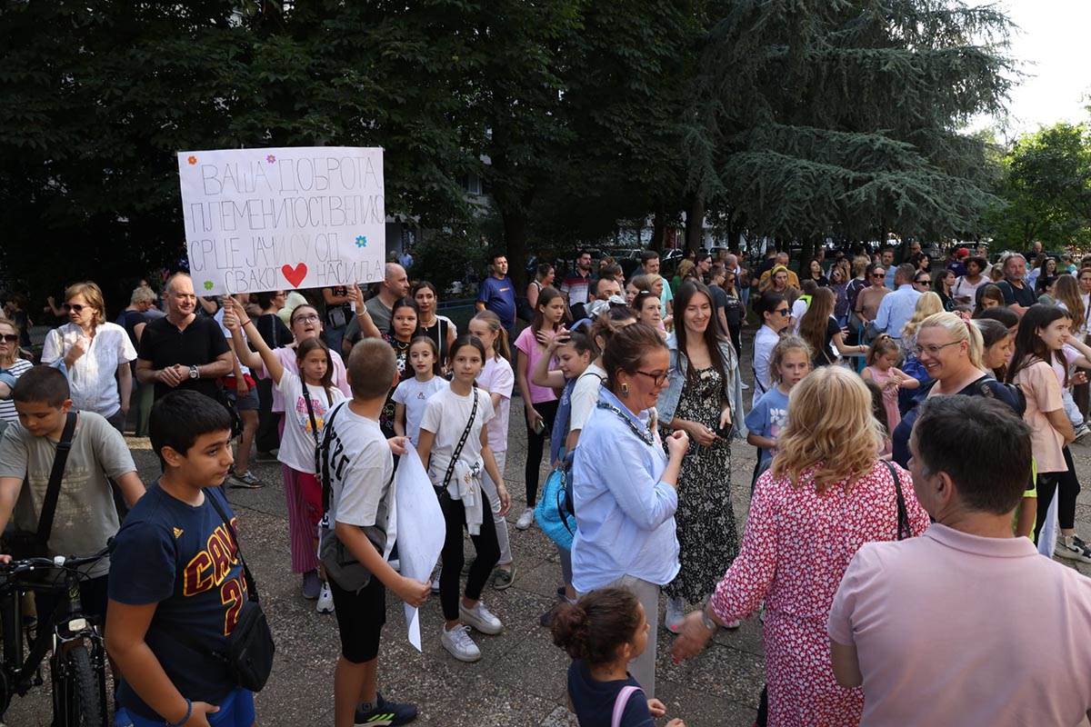  Skup podrške ispred škole na Novom Beogradu napadnutoj nastavnici biologije  