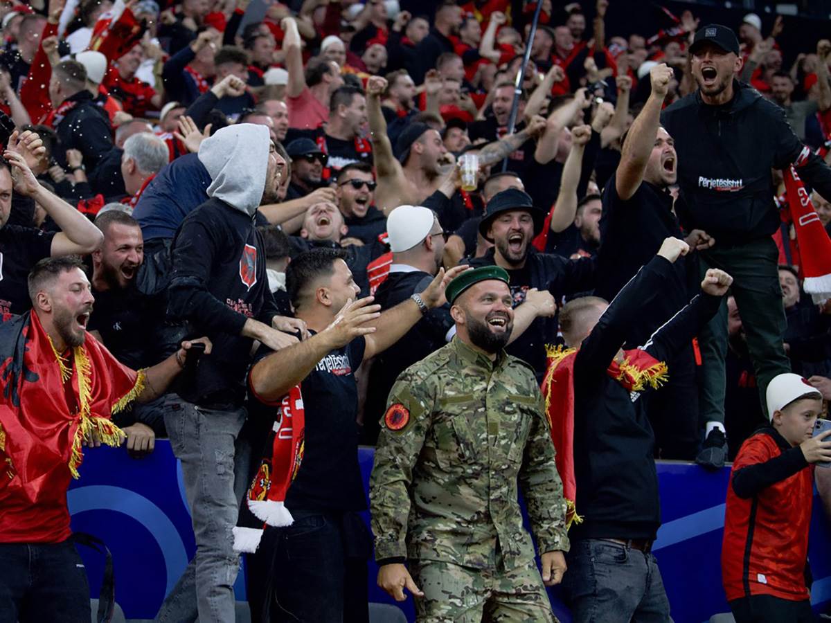  Albanija navijači OVK simboli 